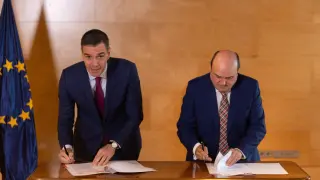 Pedro Sánchez y Andoni Ortuzar (PNV) firman un acuerdo para la investidura