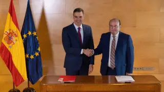 Pedro Sánchez y Andoni Ortuzar (PNV) firman un acuerdo para la investidura