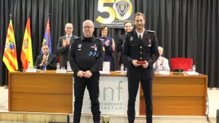 Policías locales con las medallas por los 15 años de servicio.