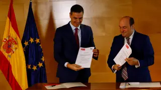 Spains acting Prime Minister Pedro Sanchez and Andoni Ortuzar, president of the Basque Nationalist Party (PNV), sign an agreement that will support Sanchezs bid to clinch another term in office at Parliament in Madrid, Spain, November 10, 2023. REUTERS/Susana Vera [[[REUTERS VOCENTO]]]