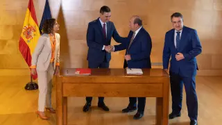 Sánchez (PSOE) y Ortuzar (PNV) firman un acuerdo para la investidura.