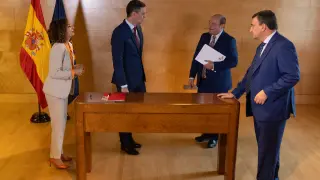 Sánchez y Ortuzar (PNV) firman un acuerdo para la investidura