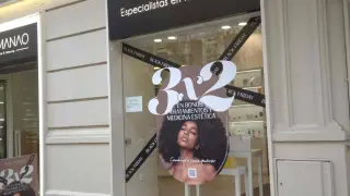 Un comercio de Zaragoza con el escaparate decorado con los descuentos del Black Friday