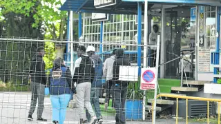 Migrantes a las puertas del hotel Montearagón de Quicena, cerca de Huesca.