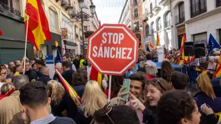 Una pancarta que le da el stop a la investidura de Sánchez.
