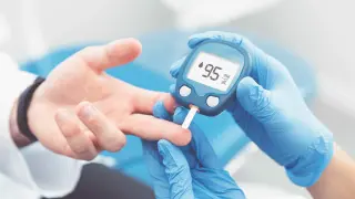 Glucómetro para medir el azúcar en sangre. Diabetes. gsc1
