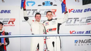 Guillermo Aso y su compañero Patrick Bay, en lo más alto del podio en Jerez