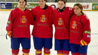 Las cuatro jaquesas que formaron parte de la selección española en el Four Nations U18 de hockey hielo.