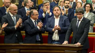 Los diputados independentistas y el Govern aplauden a Carles Puigdemont en un pleno tras la consulta de octubre de 2027