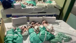 Los recién nacidos son colocados en la cama después de ser sacados de las incubadoras en el hospital Al Shifa de Gaza después de un corte de energía, en medio del conflicto en curso entre Israel y el grupo islamista palestino Hamas, en la ciudad de Gaza, Gaza, 12 de noviembre de 2023 en esta captura de pantalla de un video obtenido por REUTERS