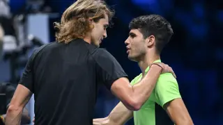 Alexander Zverev saluda a Carlos Alcaraz tras el partido de las Finales ATP