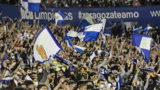 Afición del Real Zaragoza en un partido contra la SD Huesca.