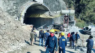 Equipos de rescate en el túnel de India