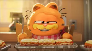 Garfield (con la voz de Chris Pratt), el gato casero que odia los lunes y que adora la lasaña.