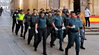 Desfile de efectivos de la Guardia Civil en la plaza de España de Alcañiz