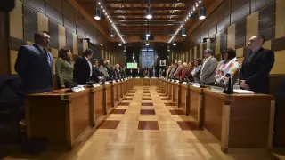 La corporación, de pie, durante el minuto de silencio para condenar la agresión sexual sufrida por una niña de nueve años en Huesca.