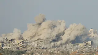 Columna de humo tras un bombardeo en Gaza visto desde el sur de Israel