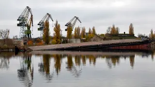 Grúas elevadoras del puerto fluvial de Jersón, en el río Dnieper