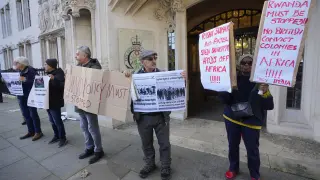 Manifestantes se encuentran frente a la Corte Suprema en Londres