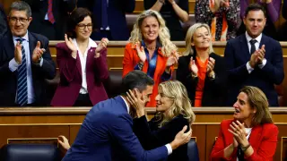 Yolanda Diaz congratulates Spains newly re-appointed Prime Minister Pedro Sanchez after the voting at the investiture debate, as Spains Socialists clinched a new term following a deal with the Catalan separatist Junts party for government support, a pact which involves amnesties for people involved with Catalonias failed 2017 independence bid, in Madrid, Spain November 16, 2023. REUTERS/Susana Vera [[[REUTERS VOCENTO]]]