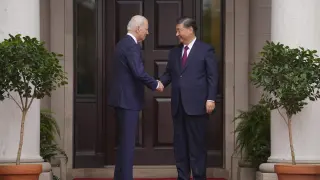 El presidente de Estados Unidos, Joe Biden, saluda a su homólogo chino, Xi Jinping