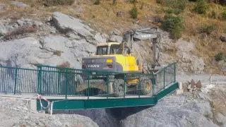 El puente se ha partido y la máquina se ha quedado sobre la estructura.