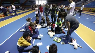 Escolares de Zaragoza han acudido este jueves al Palacio de Deportes para recibir talleres prácticos de RCP.