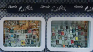 El escaparate de la librería Rafael Alberti amanece con pinturas de esvásticas