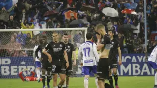 Pulido se tapa la cara con la camiseta tras caer en La Romareda en la temporada 2017/18.