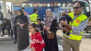 Varias personas a su llegada al aeropuerto de el Cairo para ser evacuados a España.