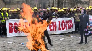 Bomberos se queman a lo bonzo en el Obradoiro para denunciar el "daño" que sufren por parte de Xunta