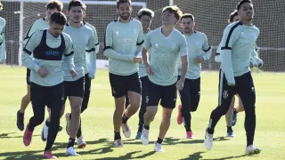 Los jugadores de la SD Huesca, al inicio del entrenamiento de este viernes.