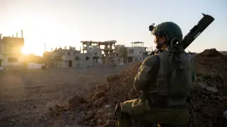 Imagen de un soldado israelí en una zona de Gaza bombardeada