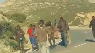Inmigrantes subsaharianos llegando al vallado de Ceuta.