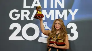 La cantante Shakira posa con sus tres premios