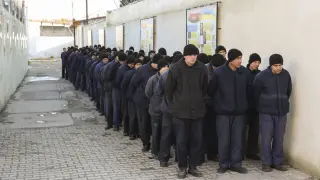 Prisioneros de guerra rusos hacen fila dentro de un centro de detención en un lugar no revelado en la región de Lviv