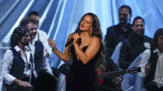 Spain Latin Grammy Rosalía en el escenario habilitado este jueves en el Palacio de Congresos y Exposiciones (Fibes) de Sevilla. Con un vestido negro palabra de honor- Show