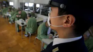 Un guardia vigila a los reclusos en una prisión japonesa.