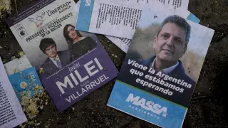 Carteles de Mass y Milei en las calles de Ezeiza, cerca de Buenos Aires