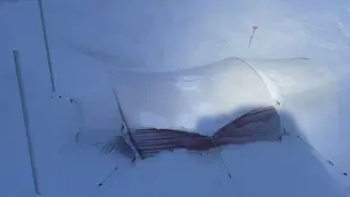 Tienda de los expedicionarios enterrada en la nieve.