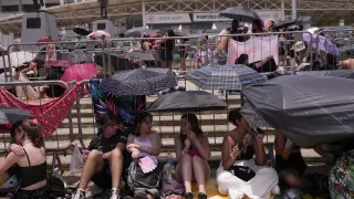 Los fans aguantaron horas de extremo calor antes del concierto