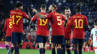 Los jugadores de la selección española celebran el tercer gol del combinado español durante el encuentro correspondiente a la fase de grupos de clasificación para la Eurocopa 2024 que disputan hoy Domingo frente a Georgia en el estadio José Zorrilla, en Valladolid.