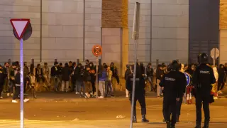 La Policia controla las protestas justo antes de la salida de Escribá