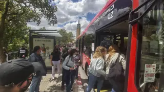 Parada de uno de los autobuses urbanos de Zaragoza.