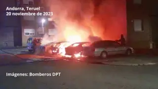 El fuego, que se ha iniciado por causas que la Guardia Civil está investigando, ha calcinado por completo los vehículos a pesar de la intervención de servicios de extinción de la localidad y también de una dotación del parque de bomberos de la DPT de Alcañiz.