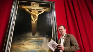 Javier Sierra en el Museo Dalí de Figueres ante 'El Cristo de san Juan de la Cruz' de Dalí.