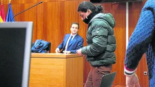 El violador, ayer, momentos antes de firmar el acuerdo por el que será condenado a cuatro años de cárcel.