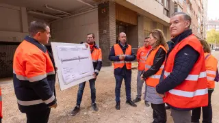 La alcaldesa de Zaragoza, Natalia Chueca, ha visitado este martes las obras de la calle de Belchite.