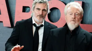 Joaquin Phoenix y Ridley Scott posan en la alfombra roja