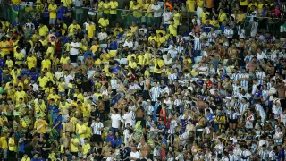 El Brasil-Argentina de las eliminatorias del Mundial 2026 comenzó con casi media hora de retraso por una pelea generalizada registrada en la tribuna del estadio Maracaná de Río de Janeiro antes del comienzo del clásico sudamericano.